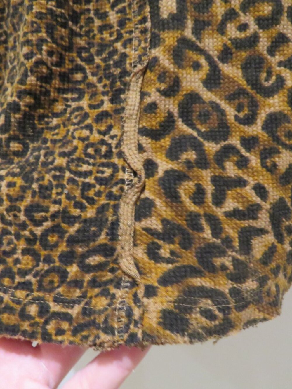 ANTHROPOLOGIE PILCRO Split Neck Waffle Leopard Print Top Small Mob Wives Casual - Picture 11 of 12